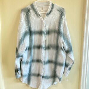 Fantastic Fawn Textured White and Gray Top